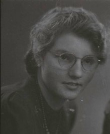 Afbeelding met Menselijk gezicht, portret, persoon, kleding
Automatisch gegenereerde beschrijving